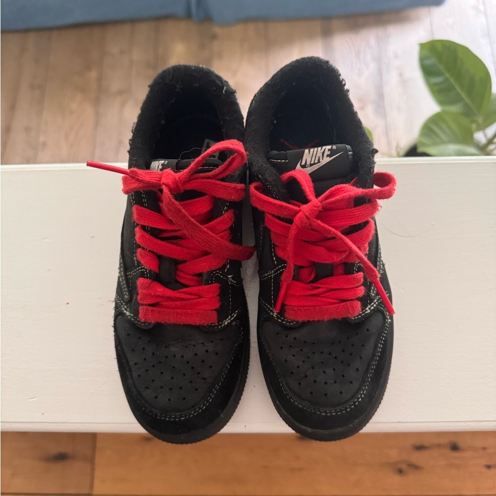 Travis Scott low OG black phantom, youth size 1.